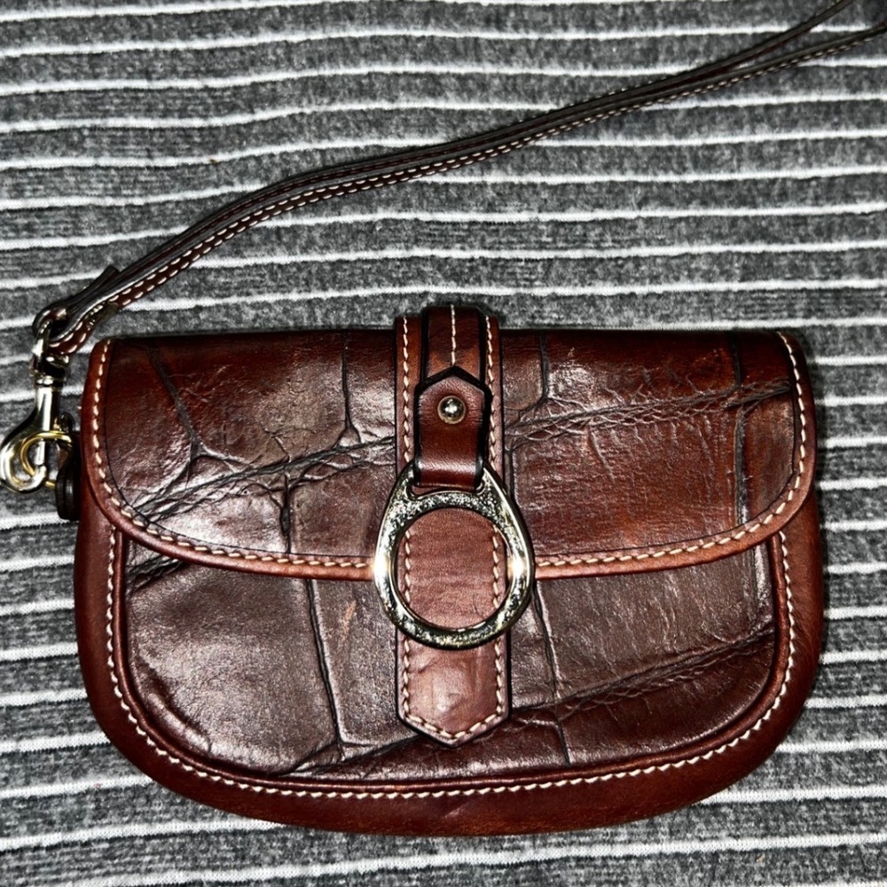 Dooney & Bourke Brown Croc Embossed Leather Wristlet Snap Closure Red Lining